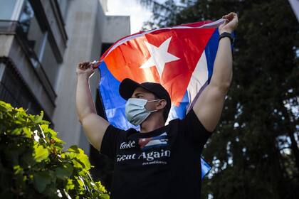 13-07-2021 Un hombre con una bandera de Cuba durante las protestas contra el Gobierno. POLITICA Alejandro Martínez Vélez - Europa Press