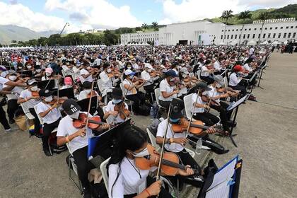 13-11-2021 Miles de participantes en el intento de entrar en el libro Guinnes de los récords como la orquesta más grande del mundo, en Venezuela POLITICA NICOLÁS MADURO - TWITTER