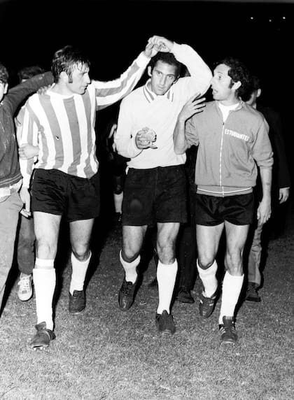 13) Bilardo conversa con Poletti y Togneri en la final del escándalo en la Intercontinental con Milan, el 22 de octubre de 1969; Poletti fue uno de los arrestados por los incidentes en aquel encuentro