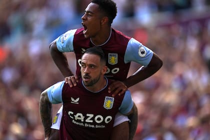 13 August 2022, United Kingdom, Birmingham: Aston Villa's Danny Ings (bottom) celebrates scoring his side's first goal with teammate Jacob Ramsey during the English Premier League soccer match between Aston Villa and Everton at Villa Park. Photo: Nick Potts/PA Wire/dpa