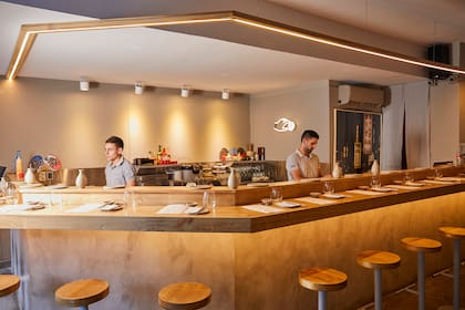 13 banquetas componen Norimōto, una barra en la que el talento del itamae está siempre a la vista.