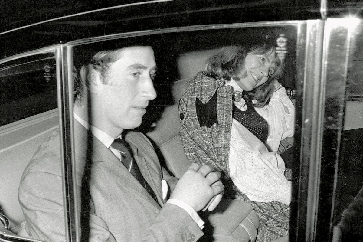 13 de febrero de 1975. El príncipe Carlos y Camila Parker Bowles salen de un teatro en el West End de Londres. Ella estaba casada con Andrew Parker Bowles, padre de sus dos hijos (Photo by Derek Hudson/Getty Images)