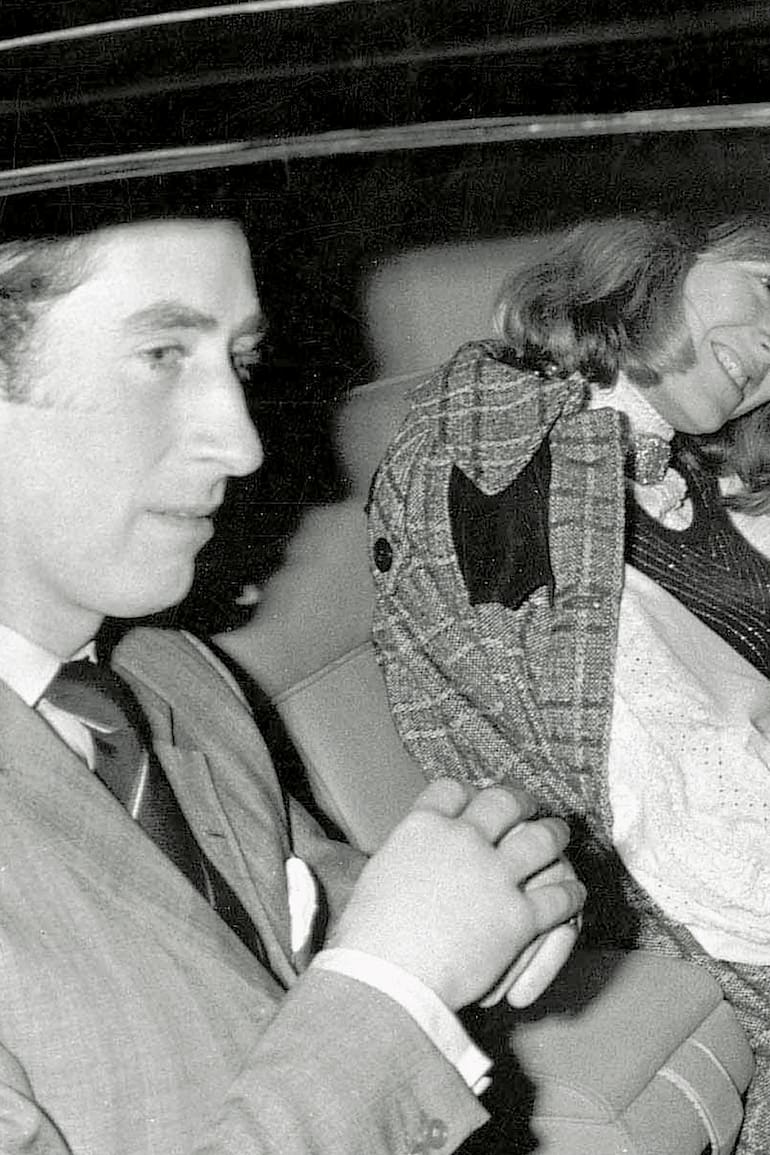 13 de febrero de 1975. El príncipe Carlos y Camila Parker Bowles salen de un teatro en el West End de Londres. Ella estaba casada con Andrew Parker Bowles, padre de sus dos hijos (Photo by Derek Hudson/Getty Images)