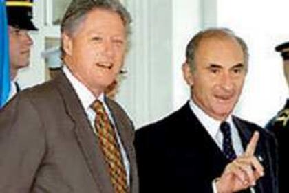 13 de junio de 2000: Fernando de la Rua almorzó con Bill Clinton y al día siguiente expuso ante 400 empresarios
