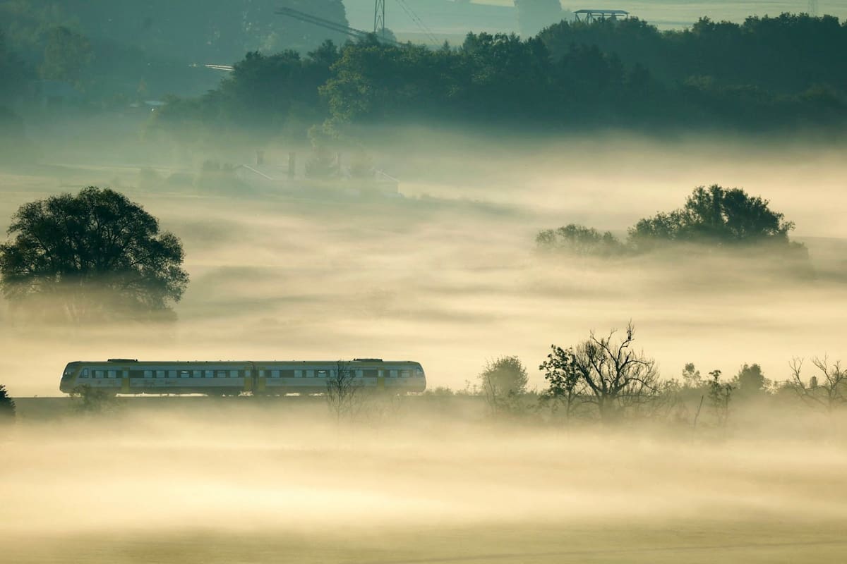 13 de septiembre de 2026, Baden-Wurtemberg, Riedlingen: Un tren regional exprés circula entre la niebla esta mañana. Foto: Thomas Warnack/dpa