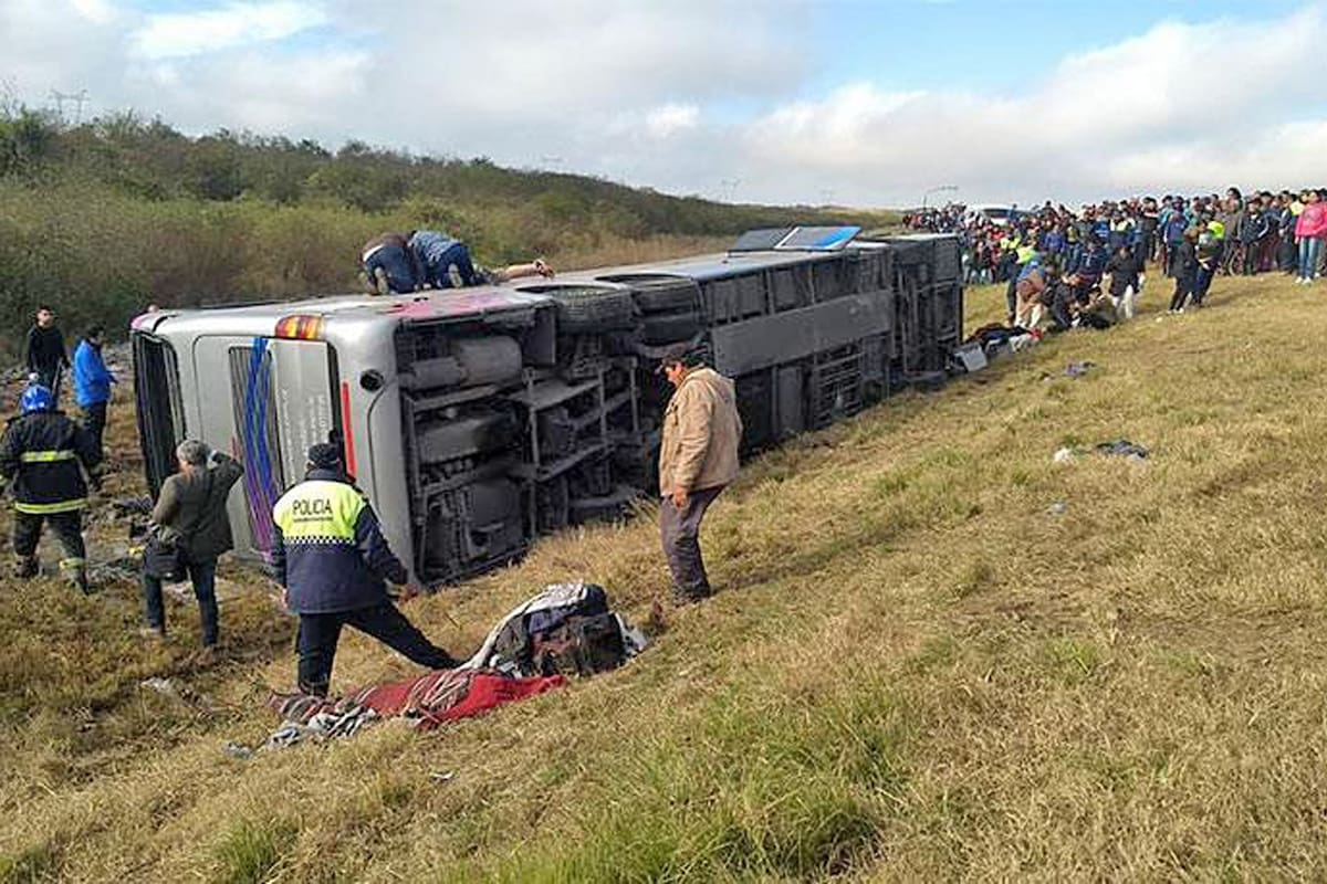 13 muertos y 30 heridos tras el vuelco de un colectivo en Tucumán