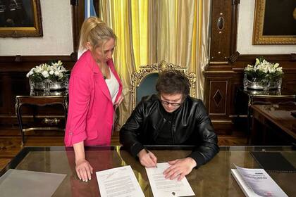 13/01/2024 El presidente argentino, Javier Milei, firma un documento en su despacho en una imagen de archivo POLITICA SUDAMÉRICA ARGENTINA PRESIDENCIA ARGENTINA