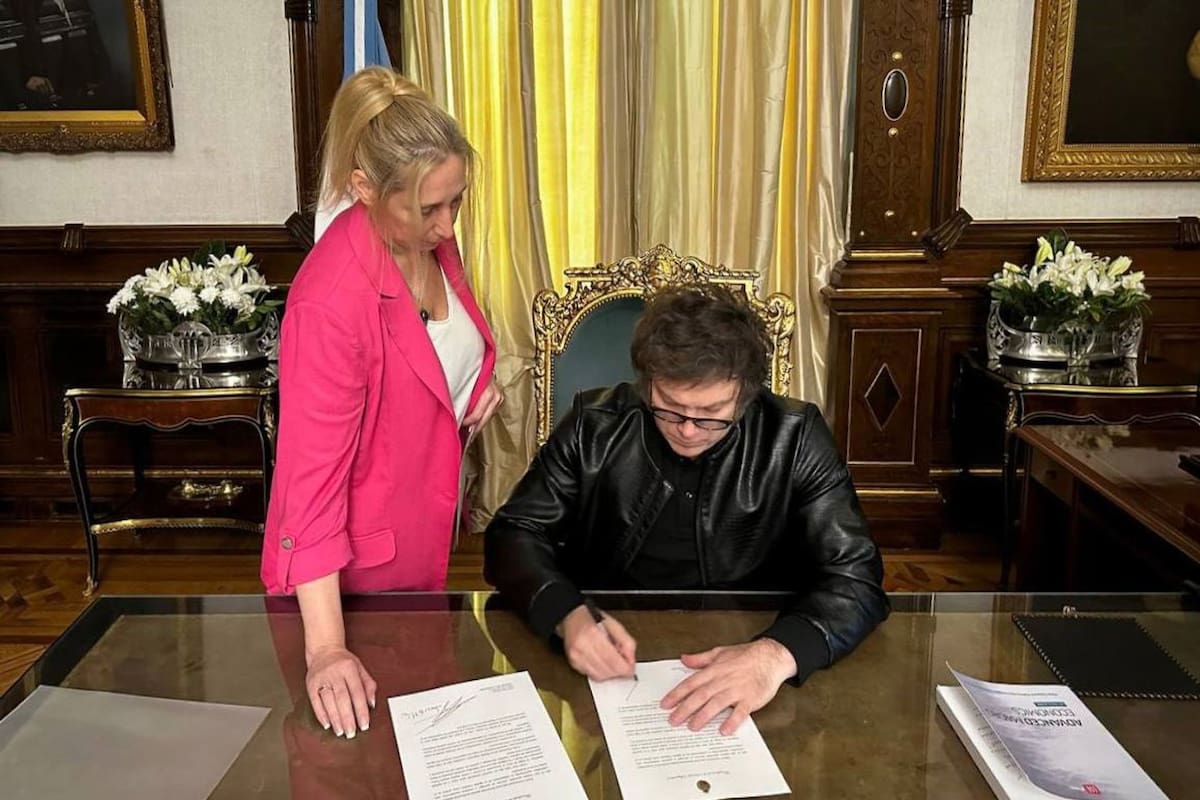 13/01/2024 El presidente argentino, Javier Milei, firma un documento en su despacho en una imagen de archivo POLITICA SUDAMÉRICA ARGENTINA PRESIDENCIA ARGENTINA