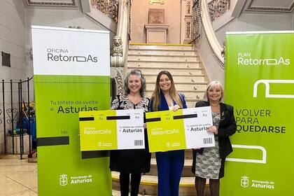 13/04/2024 En la imagen, la responsable del punto de apoyo al retorno de Buenos Aires, Laura Aguirre; la directora general de Emigración y Políticas de Retorno, Olaya Gómez Romano, y la presidenta del Centro Asturiano de Buenos Aires, Pilar Simón. POLITICA ESPAÑA EUROPA ASTURIAS PRENSA PRINCIPADO.