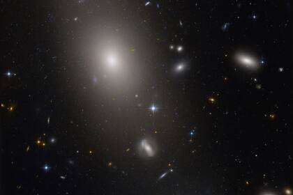 13/05/2022 La galaxia elíptica gigante UGC 10143 POLITICA INVESTIGACIÓN Y TECNOLOGÍA NASA, ESA, AND W. HARRIS (MCMASTER UNIVERSITY)