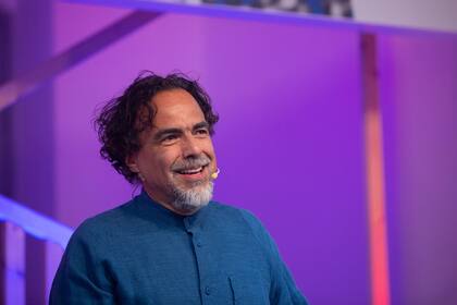 13/05/2023 El 'oscarizado' director mexicano, Alejandro González Iñárritu, durante su intervención en el ciclo 'Verdial. Fiesta de las Letras y la Cultura Iberoamericana' en Málaga.. "Los mexicanos siempre vivimos en paradojas", ha afirmado el director mexicano Alejandro González Iñárritu en el colofón del festival 'Verdial', que se ha celebrado durante esta semana en distintos enclaves de Málaga y su provincia con la presencia de 70 creadores de ambas orillas del Atlántico. González Iñárritu ha asegurado que "las series de televisión abusan del contenido del contenido de las historias, el cine tiene que ser algo más", al tiempo que ha reflexionado sobre su extensa y multipremiada filmografía, en una conversación con los escritores Jorge Volpi y Jordi Soler. CULTURA ANDALUCÍA ESPAÑA EUROPA MÁLAGA DIPUTACIÓN DE MÁLAGA