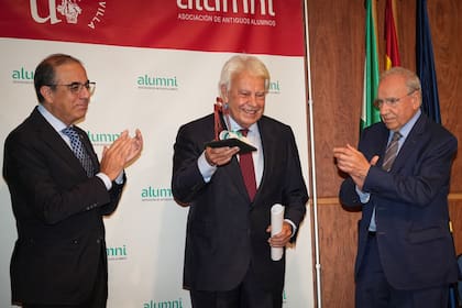13/06/2024 Felipe González recoge el Premio Alumni 2024 en presencia del rector de la Universidad de Sevilla, Miguel Ángel Castro, y Alfonso Guerra.. El ex presidente del Gobierno Felipe González ha recogido este jueves en el Pabellón de México de la Universidad de Sevilla (US) el Premio Alumni de honor en su cuarta edición en un acto en el que ha asegurado que "la llamada polarización es un problema que viene de arriba a abajo, no de abajo a arriba, no por enfrentamiento social ni odio en la sociedad. Es un problema que viene por los representantes, no por los representados". SOCIEDAD MARIA JOSE LOPEZ / EUROPA PRESS