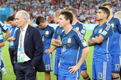 13/07 / 2014.- El argentino Lionel Messi (CR) reacciona con el técnico argentino Alejandro Sabella (CL) y sus compañeros tras perder la final de la Copa Mundial de la FIFA 2014 entre Alemania y Argentina en el Estadio do Maracaná de Río de Janeiro, Brasil