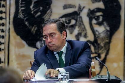 13/08/2024 El ministro de Asuntos Exteriores, Unión Europea y Cooperación, José Manuel Albares, a su llegada a comparecer ante la Comisión de Asuntos Exteriores, en el Senado, a 13 de agosto de 2024, en Madrid (España). Durante su comparecencia, el ministro ha explicado el comportamiento y las decisiones adoptadas por el Gobierno en relación con la retención y posterior expulsión por las autoridades venezolanas de una delegación oficial del Senado, además de valorar las garantías democráticas y los resultados oficiales del proceso electoral celebrado el día 28 de julio de 2024 en Venezuela. POLITICA Ricardo Rubio - Europa Press