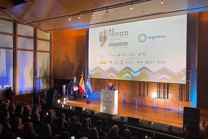 13/09/2022 Huelva.- Binómico presenta su tercera edición en un foro internacional sobre turismo y gastronomía de Colombia. El Festival Iberoamericano de Gastronomía, Binómico, ha llegado a Colombia, país invitado de esta III Edición que lleva por lema 'Metamorfosis', para presentar el congreso que se celebrará en Huelva del 23 al 25 de octubre. Durante estos días se están llevando a cabo encuentros institucionales con las entidades colaboradoras por parte del director, Alberto de Paz, y de la directora ejecutiva, Cristina Vargas, que han resaltado "la gran ilusión y las expectativas que hay puestas en el evento como motor de la gastronomía y el turismo". SOCIEDAD BINÓMICO