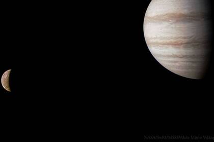 13/09/2023 Júpiter y la luna Io captadas por la nave Juno. Durante su 53º sobrevuelo cercano a Júpiter el 31 de julio de 2023, la nave espacial Juno de la NASA pasó cerca de la luna volcánica Io y capturó ambos cuerpos en la misma imagen. POLITICA INVESTIGACIÓN Y TECNOLOGÍA NASA/JPL-CALTECH/SWRI/MSSS