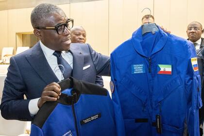 13/12/2023 El vicepresidente de Guinea Ecuatorial, Teodoro Nguema Obiang, posa junto a trajes regalados por la Corporación Espacial Estatal de Rusia (Roscosmos) POLITICA OFICINA INFORMACIÓN Y PRENSA DE GUINEA ECUATORIAL