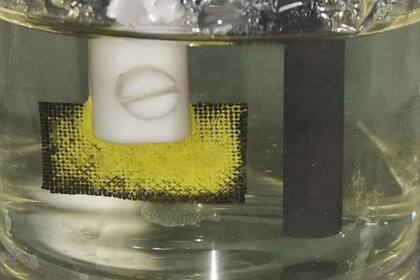 13/12/2023 Uranio sacado del agua del mar, nueva fuente de combustible nuclear. Investigadores han desarrollado un material para la extracción electroquímica que atrae los iones de uranio difíciles de extraer del agua de mar con más eficacia que los métodos existentes. POLITICA INVESTIGACIÓN Y TECNOLOGÍA ACS CENTRAL SCIENCE, 2023, DOI: 10.1021/ACSC