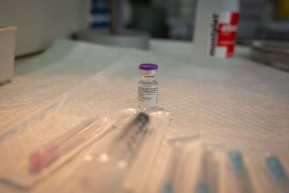 14-01-2021 Una dosis de la vacuna de Pfizer-BioNtech contra el COVID-19, en el Hospital de la Santa Creu i Sant Pau de Barcelona, Catalunya (España), a 14 de enero de 2021. Hace diez días que se comenzó en la región la vacunación de sanitarios y por cifras, Catalunya administró hasta ayer 91.335 dosis de la vacuna de Pfizer: 31.884 a usuarios de residencias de ancianos y residencias de personas con discapacidad, 16.636 a trabajadores de estos centros y 42.815 a profesionales sanitarios. SOCIEDAD David Zorrakino - Europa Press