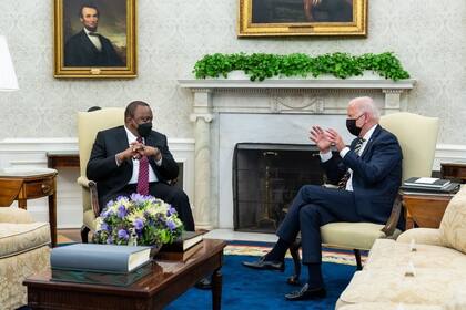 14-10-2021 El presidente de Kenia, Uhuru Kenyatta, en una reunión con su homólogo estadounidense, Joe Biden, en la Casa Blanca..  El presidente de EEUU recibe a su homólogo keniano y ambos abordan los conflictos en Somalia y Etiopía  POLITICA TWITTER @POTUS