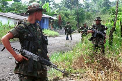 14-12-2000 Paramilitares de las Autodefensas Unidas de Colombia (AUC) POLITICA SUDAMÉRICA COLOMBIA CARLOS VILLALON