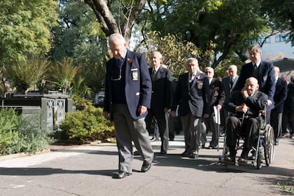 14 9 de mayo de 2015. El veterano de guerra argentino piloto de Spitfires Ronnie Scott encabeza la columna de veteranos argentinos de la SGM en el funeral militar realizado en el Cementerio de la Chacarita, dia en que el as argentino fue sepultado con los honores militares correspondientes. (Fotografias de Cesar Carpo /Fabricio Di Dio y publico general).