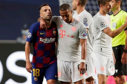 14 de agosto de 2020. Jordi Alba del Barcelona con Thiago del Bayern Munich después del partido.
