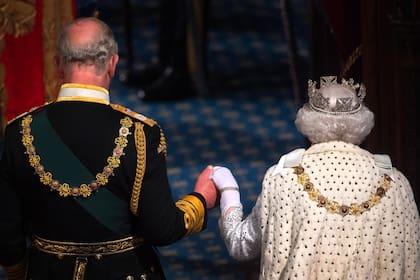 14 de octubre de 2019. La reina Isabel II y el príncipe Carlos asisten a la apertura del Parlamento en la Cámara de los Lores.