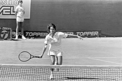 14) Una acción de Sabatini durante la final de Buenos Aires 1986, ante Sánchez Vicario, en el court central del Buenos Aires Lawn Tennis Club.