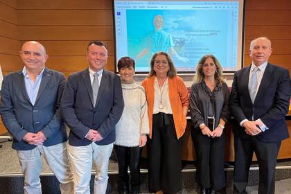 14/02/2024 Quirónsalud afirma que la hipertemia mejora hasta en un 20% la respuesta al tratamiento contra el cáncer.. Especialistas de los hospitales Quirónsalud en Sevilla --Quirónsalud Infanta Luisa, Sagrado Corazón y Materno-Infantil-- y del Departamento Integral de Oncología de los hospitales Quirónsalud Málaga, Quirónsalud Marbella y Quirónsalud Campo de Gibraltar señalan que la hipertermia locorregional mejora hasta en un 20% la respuesta completa, es decir, hasta la remisión del tumor, de los tratamientos contra el cáncer. Y es que, como señalan, la combinación de la hipertermia con radioterapia y/o quimioterapia potencia sus efectos en estadios avanzados, consiguiendo mejores resultados. SALUD QUIRÓNSALUD