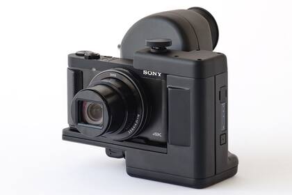 14/03/2023 Sony presenta el kit de cámara de proyección de retina con la cámara compacta DSC-HX99 y el visor Retissa Neoviewer..  Sony ha presentado, junto con la compañía japonesa QD Laser, un kit de cámara de proyección de retina que ayuda a las personas con discapacidad visual a hacer fotografías y que consiste en una cámara compacta DSC-HX99 de Sony y el visor Retissa Neoviewer de QD Laser.  POLITICA SONY