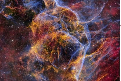 14/03/2024 Esta colorida red de tenues filamentos de gas es el remanente de Supernova Vela, una nebulosa en expansión de desechos cósmicos que quedaron de una estrella masiva que explotó hace unos 11.000 años. POLITICA INVESTIGACIÓN Y TECNOLOGÍA CTIO/NOIRLAB/DOE/NSF/AURA