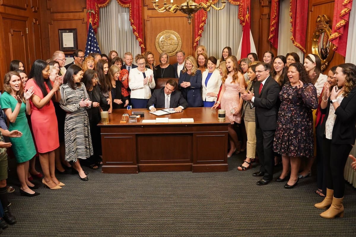 14/04/2023, cuando el gobernador de Florida, Ron DeSantis, firmó la prohibición del aborto a partir de la sexta semana