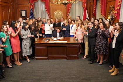 14/04/2023, cuando el gobernador de Florida, Ron DeSantis, firmó la prohibición del aborto a partir de la sexta semana