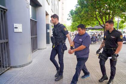 14/04/2023 El acusado Alfredo G.C., (c) detenido por matar presuntamente a su expareja entrando al juzgado para declarar ante el juez. A 14 de abril de 2023, en Sevilla (Andalucía, España). El Juzgado de Violencia sobre la Mujer de Sevilla ha acogido este viernes la comparecencia de Alfredo G.C., el varón de unos 50 años de edad y nacionalidad boliviana detenido en junio de 2022 por matar presuntamente a su expareja, de la misma edad y nacionalidad; y ocultar después su cadáver entre unos juncos en el tramo del río Guadalquivir correspondiente al barrio sevillano de San Jerónimo. Según han informado a Europa Press fuentes del caso, la comparecencia ha sido fijada a instancia de la defensa del inculpado, que afronta cargos por supuestos delitos de asesinato, lesiones en el ámbito de la violencia de género y de estafa continuada. La víctima del crimen, Virginia T.G., desapareció el 25 de abril de 2022, siendo denunciado tal extremo ya el 4 de mayo de ese año, tras lo cual después de unos dos meses de investigación, el Grupo de Homicidios de la Policía Nacional detuvo al citado varón, expareja sentimental de la fallecida. POLITICA Francisco J. Olmo - Europa Press