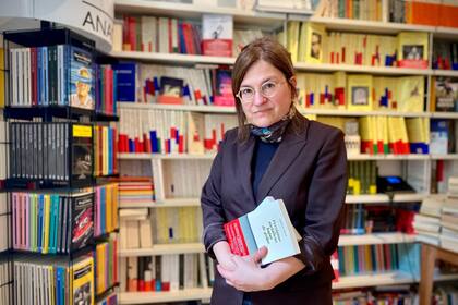 14/04/2023 La directora editorial de Anagrama, Silvia Sesé, posa para Europa Press en Barcelona. Creará la colección Fundación Feltrinelli-Archivo Anagrama con los fondos del archivo CULTURA
