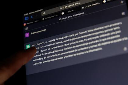 14/04/2023 La página web de ChatGPt en una tablet, a 14 de abril de 2023, en Madrid (España). La Agencia Española de Protección de Datos ha iniciado de oficio actuaciones previas de investigación a la empresa estadounidense OpenAI, propietaria del servicio ChatGPT, por un posible incumplimiento de la normativa. La Agencia solicitó al Comité Europeo de Protección de Datos (EDPB, por sus siglas en inglés) que se incluyera el servicio ChatGPT como tema a abordar en su reunión plenaria, al considerar que los "tratamientos globales que pueden tener un importante impacto sobre los derechos de las personas requieren de acciones armonizadas y coordinadas a nivel europeo en aplicación del Reglamento General de Protección de Datos". Con el inicio de la investigación en España y la participación en el grupo de trabajo europeo, la AEPD actúa en paralelo en el marco de sus potestades y competencias como autoridad nacional de supervisión y control, además de en coordinación con sus homólogas europeas a través del Comité. POLITICA Eduardo Parra - Europa Press