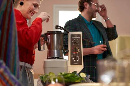 14/06/2023 Vorwerk. Vorwerk, la empresa fabricante del robot de cocina Thermomix y el sistema de limpieza Kobold, ha repasado sus 140 años de historia en un evento celebrado en Madrid, que ha servido también anunciar algunas novedades de la marca, como la llegada de una edición limitada de la Thermomix TM6 y el lanzamiento del 'Club Thermomix Lovers'. POLITICA INVESTIGACIÓN Y TECNOLOGÍA VORWERK