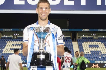 14/06/2024 El centrocampista serbio Darko Brasanac, con el trofeo de Segunda División.. El centrocampista serbio Darko Brasanac continuará en el CD Leganés la próxima temporada 2024-2025, al hacerse efectiva una cláusula de su contrato por la que renovaría su contrato un curso más si ascendían a Primera División, según comunicado de la entidad 'pepinera'. DEPORTES LEGANÉS