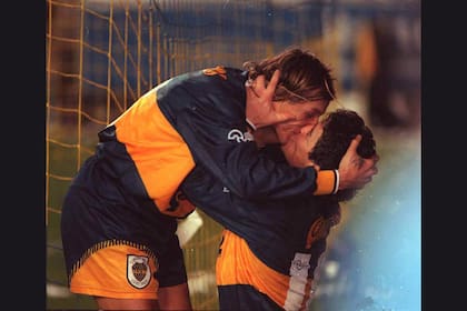 14/07/1996: el recordado beso entre los ídolos de Boca Diego Maradona y Claudio Caniggia en el superclásico que se disputó en "La Bombonera"