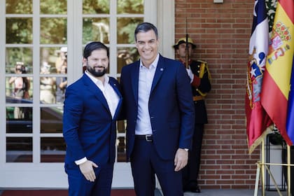 14/07/2023 El presidente de la República de Chile, Gabriel Boric (i), es recibido por el presidente del Gobierno y candidato del PSOE a la reelección, Pedro Sánchez (d), en el Palacio de la Moncloa, a 14 de julio de 2023, en Madrid (España). Su Excelencia el Presidente de la República de Chile, Sr. Gabriel Boric Font, ha viajado a España con motivo de su visita de trabajo para asistir a la Cumbre UE-CELAC, que tiene lugar los días 17 y 18 de julio, en Bruselas. POLITICA Carlos Luján - Europa Press