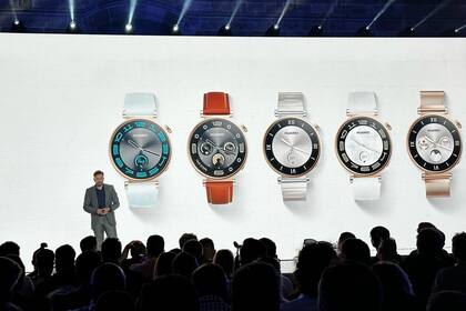 14/09/2023 Huawei une tecnología y moda en su nuevo reloj inteligente Huawei Watch GT 4. Huawei ha anunciado este jueves el lanzamiento de Huawei Watch GT 4, la última generación de la serie insignia de relojes inteligentes de la marca, que introduce nuevas características de diseño vinculadas al mundo de la moda, además de potentes funcionalidades de salud y 'fitness', fruto de una década de innovación de la compañía en la categoría de 'wearables'. POLITICA INVESTIGACIÓN Y TECNOLOGÍA