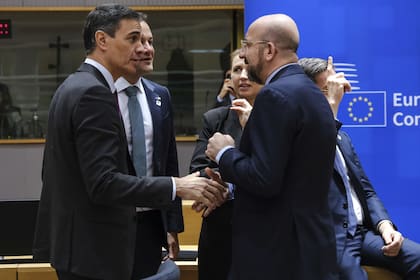 14/12/2023 Saludos entre líderes al inicio de la reunión del Consejo Europeo en Bruselas.
