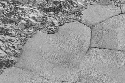 15-12-2021 Estructuras poligonales en Sputnik Planitia.  Un enfriamiento por sublimación es el motor que da forma al intrigante paisaje poligonal de placas de hielo de hidrógeno característico del gran cráter de Plutón llamado Sputnik Planitia.  POLITICA INVESTIGACIÓN Y TECNOLOGÍA NASA/JOHNS HOPKINS UNIVERSITY APPLIED PHYSICS LAB
