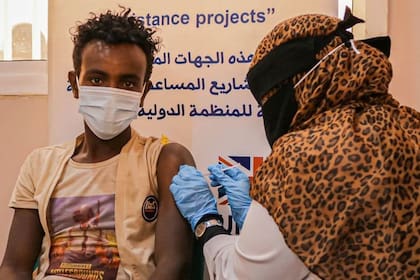 15-12-2021 Un migrante etíope en Yemen recibe la vacuna contra la COVID-19 n una instalación de la Organización Internacional para las Migraciones (OIM). POLITICA ESPAÑA EUROPA MADRID INTERNACIONAL OIM / MAJED MOHAMMED