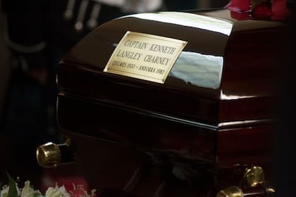 15 El coffin que guarda los restos del as Argentino y que fueron acompañados a su ultima morada por pilotos veteranos argentinos de la guerra de Malvinas. (Fotografias de Cesar Carpo /Fabricio Di Dio y publico general).