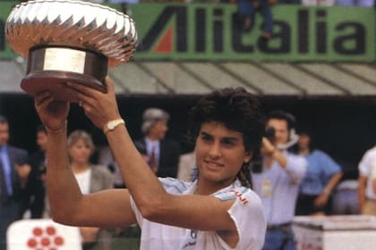 15) El festejo de Sabatini en Roma 1988, el primero de los cuatro títulos que ganó en el Foro Itálico, que con los años se convirtió en Gabylandia.