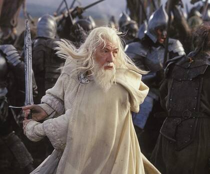15 IDEOLENGUAS PARA GANDALF. J. R. R. Tolkien creó, además del quenya, el sindarin y muchas otras lenguas de la Tierra Media. Ian McKellen fue Gandalf en la saga de El Señor de los Anillos.