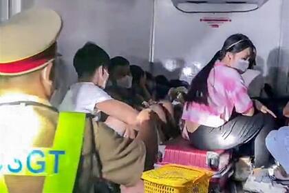 15 personas fueron descubiertas escapando de las restricciones de coronavirus en un camión frigorífico en Vietnam