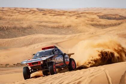 15/01/2024 Rally/Dakar.- Carlos Sainz (Audi) no arriesga y amplía su ventaja en el Dakar. El piloto español Carlos Sainz (Audi) sigue ampliando su ventaja al frente de la general de coches en el Rally Dakar 2024 gracias al control de la situación que tuvo en la etapa 8, dominada por su equipo y con su compañero Mattias Ekström como ganador, y a que Sébastien Loeb (BRX), su gran rival, perdió casi 6 minutos respecto al español. DEPORTES A.S.O./M.KIN/DPPI
